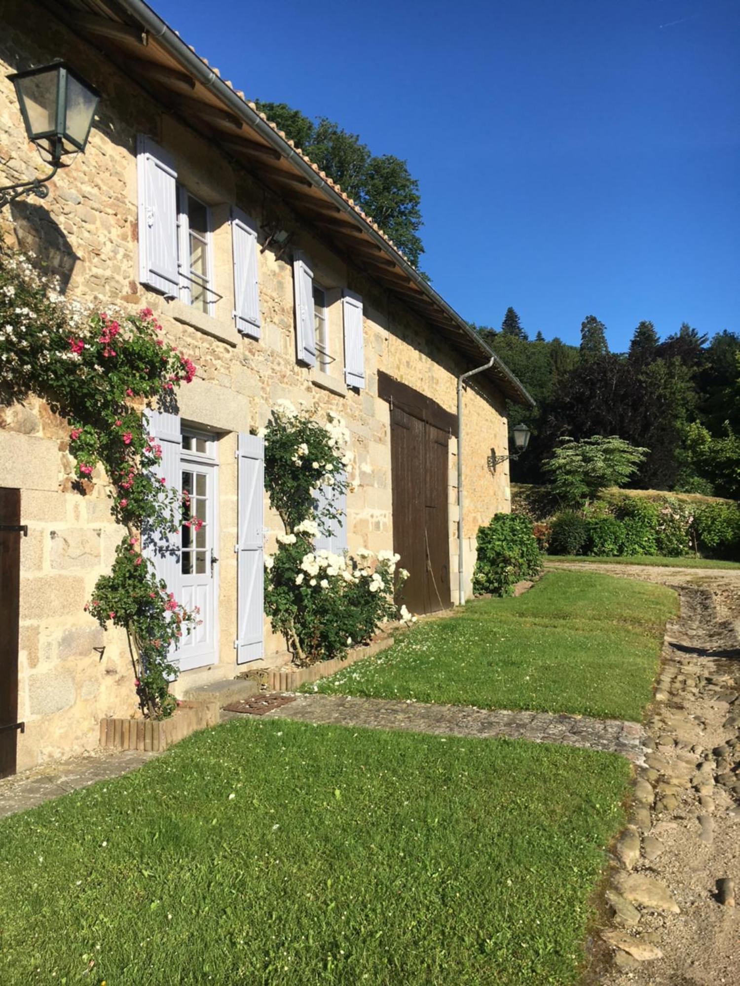 Domaine De Montmery Sa Piscine Son Jardin Ses Espaces Ambazac Exterior photo
